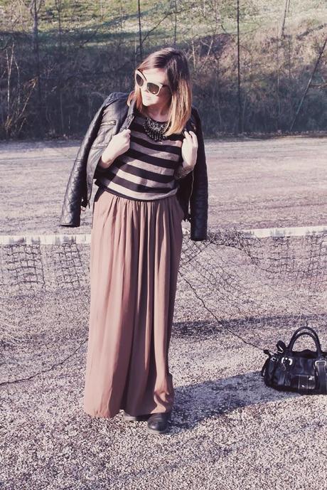 Outfit: maxi skirt e maglia a righe sui toni del marrone del beige e del nero