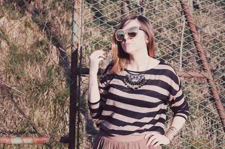 Outfit: maxi skirt e maglia a righe sui toni del marrone del beige e del nero