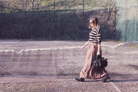 Outfit: maxi skirt e maglia a righe sui toni del marrone del beige e del nero