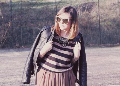 Outfit: maxi skirt e maglia a righe sui toni del marrone del beige e del nero