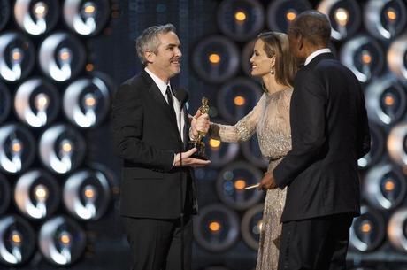 Angelina Jolie e Sidney Poitier consegnano l'Oscar per la migliore regia a Alfonso Cuaron per Gravity.