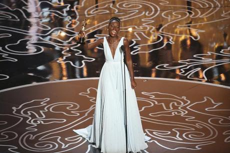 Lupita Nyongo'o con il suo Oscar per 12 anni schiavo