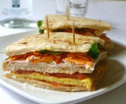 club sandwich con pites per souvlaki