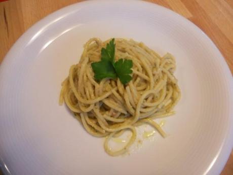 spaghetti al pesto di noci e alici