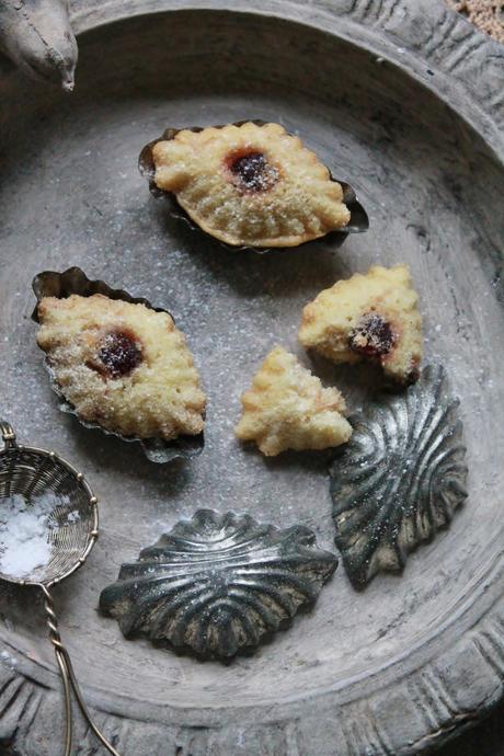 DOLCETTI alla PASTA DI MANDORLE con AMARENA