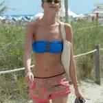 Martha Hunt, l'angelo di Victoria's Secret in spiaggia con l'amica05