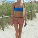 Martha Hunt, l'angelo di Victoria's Secret in spiaggia con l'amica06