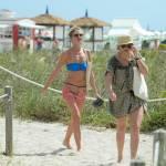 Martha Hunt, l'angelo di Victoria's Secret in spiaggia con l'amica03