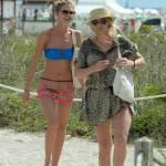 Martha Hunt, l'angelo di Victoria's Secret in spiaggia con l'amica04