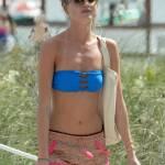 Martha Hunt, l'angelo di Victoria's Secret in spiaggia con l'amica01