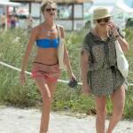 Martha Hunt, l’angelo di Victoria’s Secret in spiaggia con l’amica (foto)