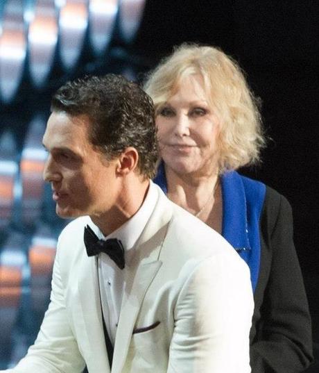 Kim NOvak, 81 anni, alla serata degli Oscar con Matthew McConaughey.