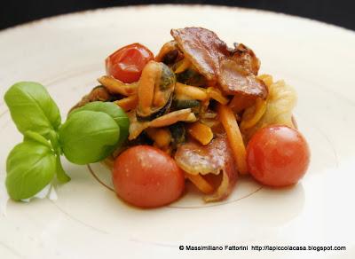 La ricette con i molluschi: Cozze con pancetta stufata, zenzero, pesto di capperi e pomodorini