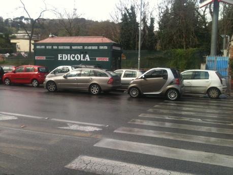 L'incredibile storia di un attraversamento pedonale a Piazzale Clodio e della resistenza civica per difenderlo. Sempre in attesa che ci scappi il morto (per il ferito già fatto)