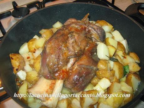 Stinco di maiale al forno con patate novelle e funghi porcini