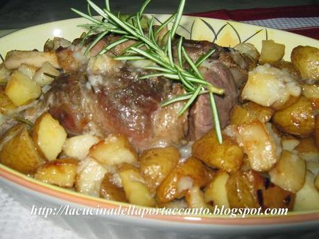 Stinco di maiale al forno con patate novelle e funghi porcini