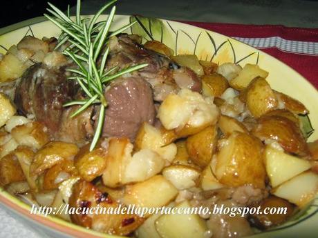 Stinco di maiale al forno con patate novelle e funghi porcini