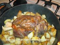 Stinco di maiale al forno con patate novelle e funghi porcini