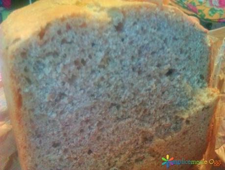 Pane di pasta madre con macchina per il pane