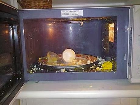 Un uovo nel microonde :-)