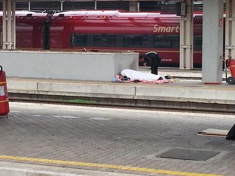 Ricovero per sbandati e senza tetto in ogni angolo. Ecco come è ridotta la Stazione Ostiense, nodo strategico della mobilità urbana