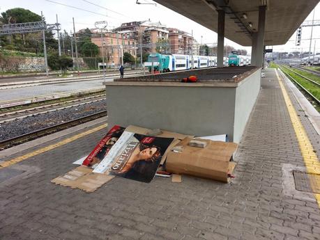 Ricovero per sbandati e senza tetto in ogni angolo. Ecco come è ridotta la Stazione Ostiense, nodo strategico della mobilità urbana