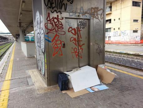 Ricovero per sbandati e senza tetto in ogni angolo. Ecco come è ridotta la Stazione Ostiense, nodo strategico della mobilità urbana