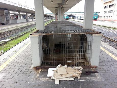 Ricovero per sbandati e senza tetto in ogni angolo. Ecco come è ridotta la Stazione Ostiense, nodo strategico della mobilità urbana