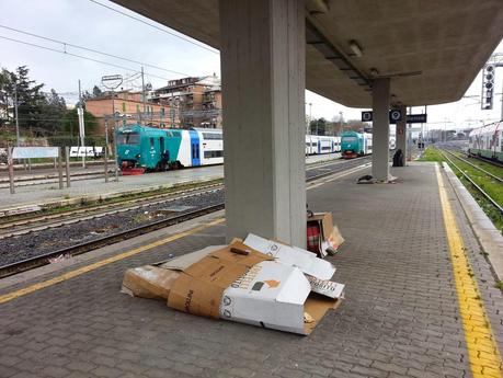Ricovero per sbandati e senza tetto in ogni angolo. Ecco come è ridotta la Stazione Ostiense, nodo strategico della mobilità urbana