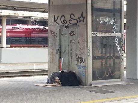 Ricovero per sbandati e senza tetto in ogni angolo. Ecco come è ridotta la Stazione Ostiense, nodo strategico della mobilità urbana