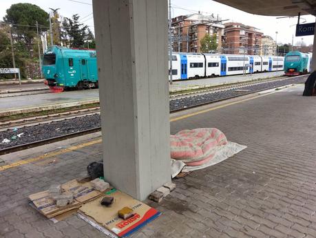 Ricovero per sbandati e senza tetto in ogni angolo. Ecco come è ridotta la Stazione Ostiense, nodo strategico della mobilità urbana