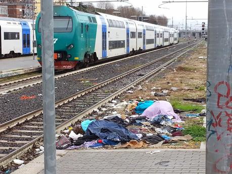 Ricovero per sbandati e senza tetto in ogni angolo. Ecco come è ridotta la Stazione Ostiense, nodo strategico della mobilità urbana