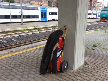Ricovero per sbandati e senza tetto in ogni angolo. Ecco come è ridotta la Stazione Ostiense, nodo strategico della mobilità urbana