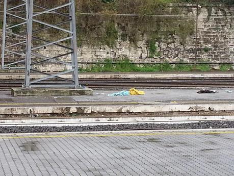 Ricovero per sbandati e senza tetto in ogni angolo. Ecco come è ridotta la Stazione Ostiense, nodo strategico della mobilità urbana