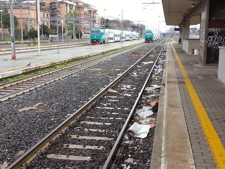 Ricovero per sbandati e senza tetto in ogni angolo. Ecco come è ridotta la Stazione Ostiense, nodo strategico della mobilità urbana