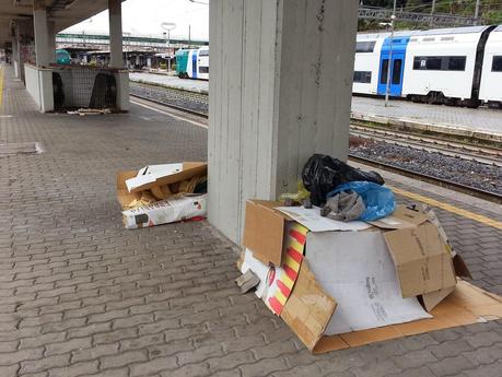 Ricovero per sbandati e senza tetto in ogni angolo. Ecco come è ridotta la Stazione Ostiense, nodo strategico della mobilità urbana