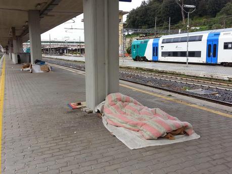 Ricovero per sbandati e senza tetto in ogni angolo. Ecco come è ridotta la Stazione Ostiense, nodo strategico della mobilità urbana