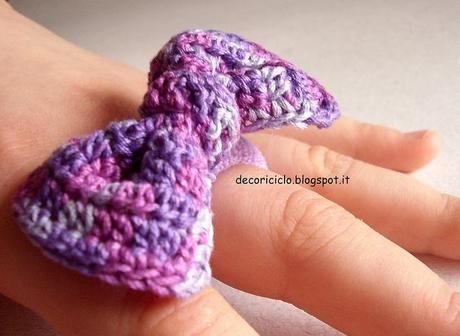 2. anello di elastico con fiocchetto all'uncinetto
