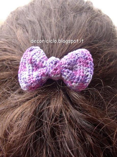 3. fermacapelli di  elastico con fiocchetto all'uncinetto
