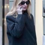 Eva Riccobono incinta: il cappotto copre il pancino (foto)