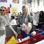 Chanel trasforma la passerella in un supermercato04