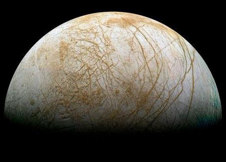 Sotto lo spesso strato di ghiaccio in superficie, Europa potrebbe nascondere acqua allo stato liquido, 