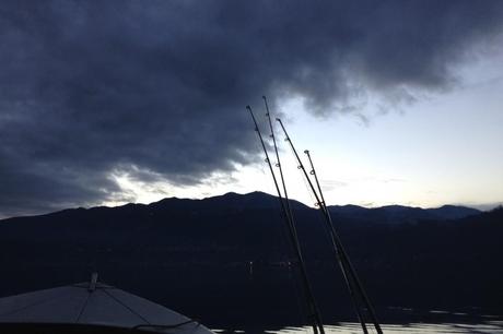 Canne da pesca in barca al tramonto