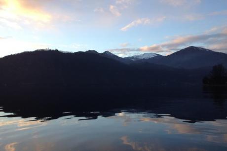 Montagne si riflettono sul lago