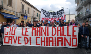 Una manifestazione contro la discarica di Chiaiano nel napoletano (reteambientalesociale.org)