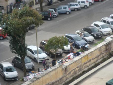 Foto allucinanti dall'ennesimo dei mercatini del rubato. Eccoci alla Montagnola