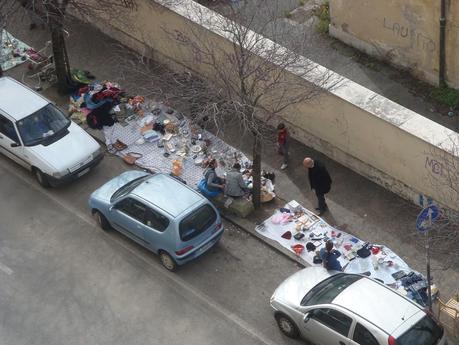 Foto allucinanti dall'ennesimo dei mercatini del rubato. Eccoci alla Montagnola