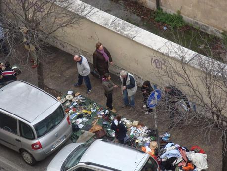 Foto allucinanti dall'ennesimo dei mercatini del rubato. Eccoci alla Montagnola