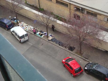 Foto allucinanti dall'ennesimo dei mercatini del rubato. Eccoci alla Montagnola