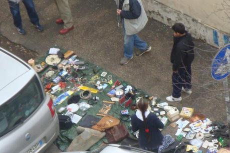 Foto allucinanti dall'ennesimo dei mercatini del rubato. Eccoci alla Montagnola